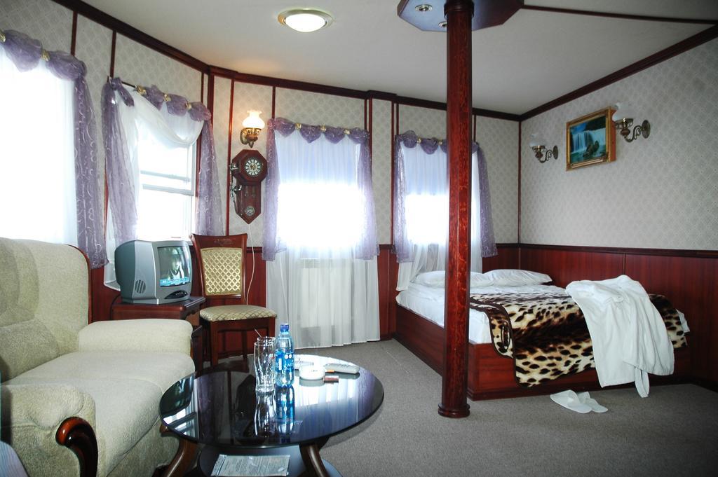 Bogdan Khmelnytskyi Hotel Kiev Luaran gambar
