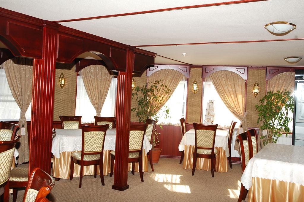 Bogdan Khmelnytskyi Hotel Kiev Luaran gambar