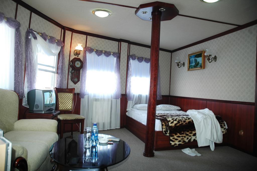 Bogdan Khmelnytskyi Hotel Kiev Luaran gambar
