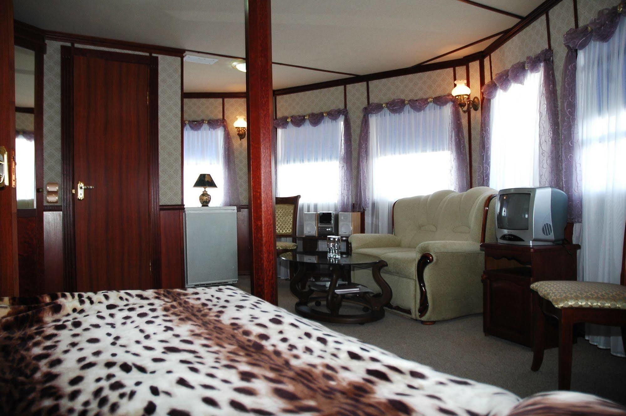 Bogdan Khmelnytskyi Hotel Kiev Luaran gambar