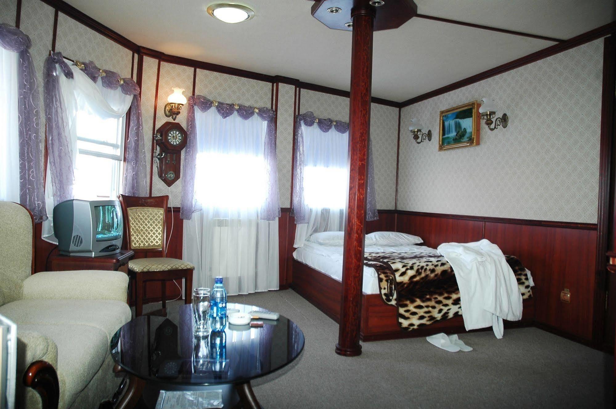 Bogdan Khmelnytskyi Hotel Kiev Luaran gambar